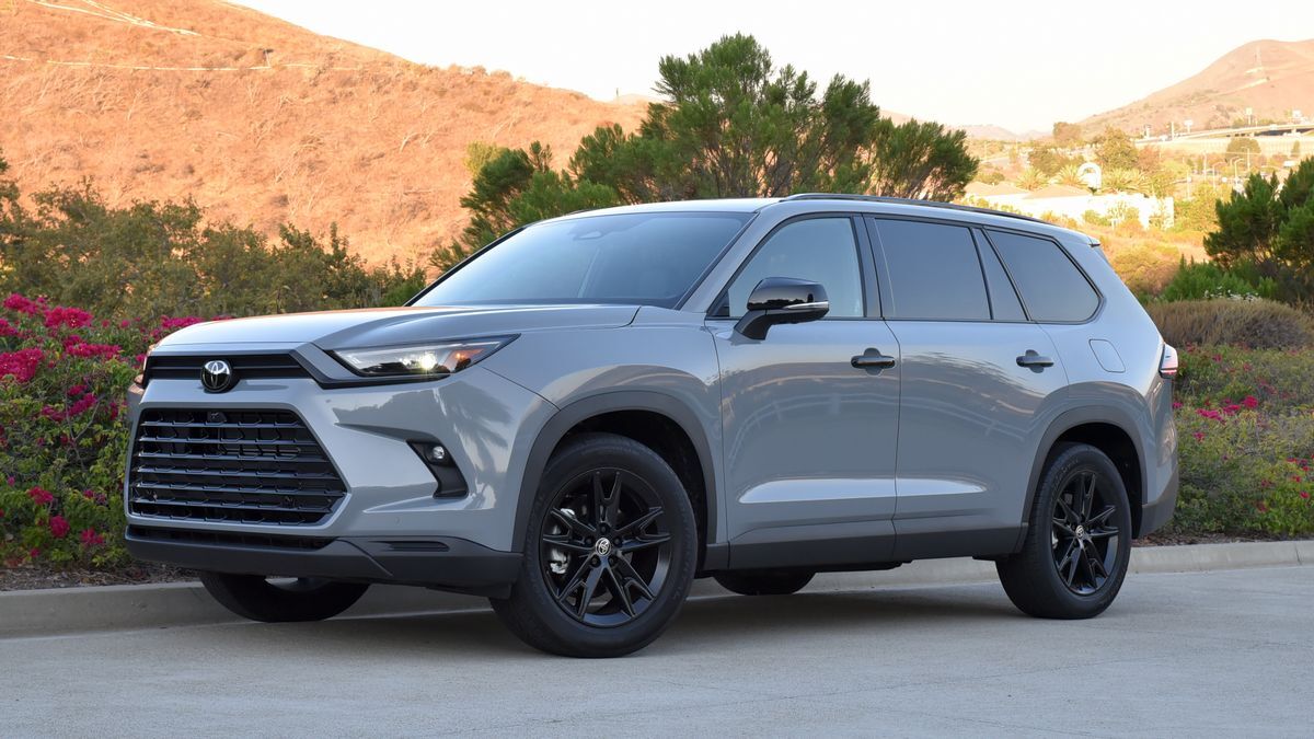 2025 Toyota Grand Highlander parked by a beautiful scenery.