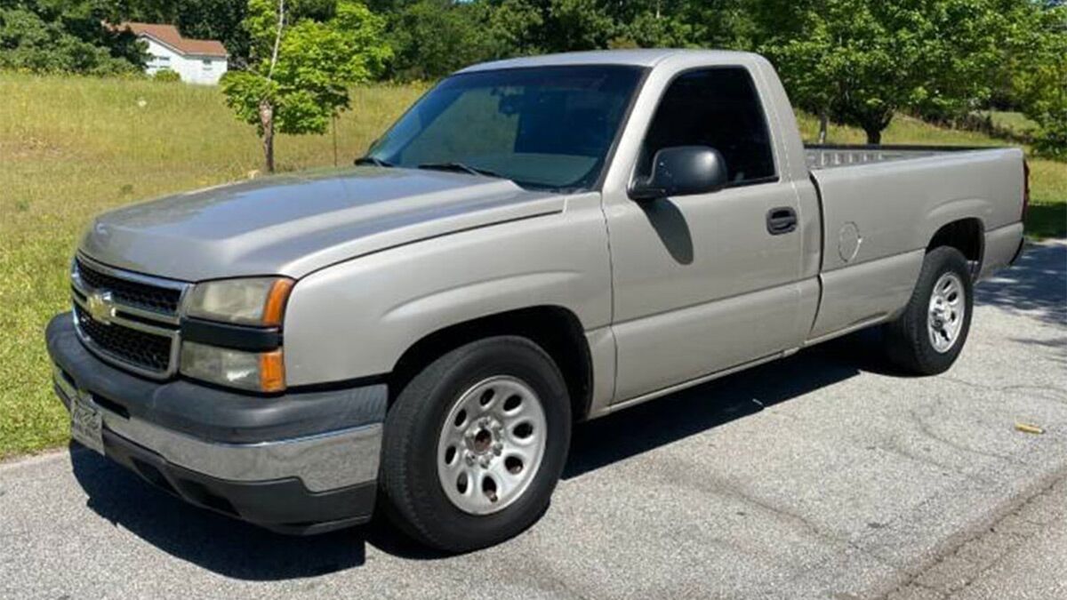 2007 Silverado 1500 parked in a driveway.