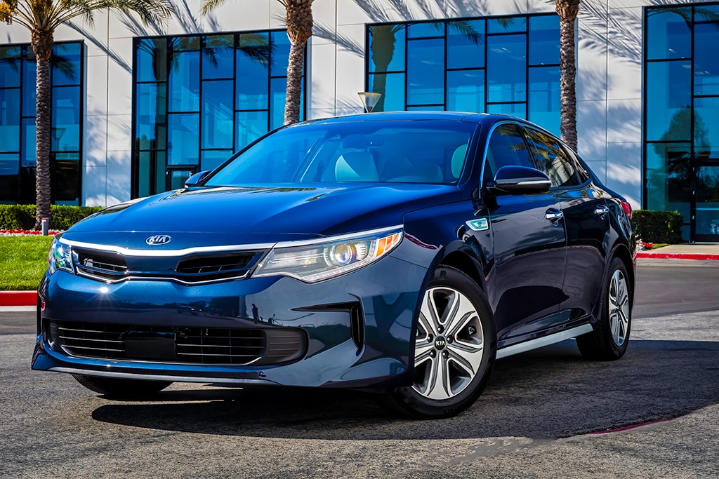Lado delantero izquierdo del Kia Optima Hybrid 2019 en negro