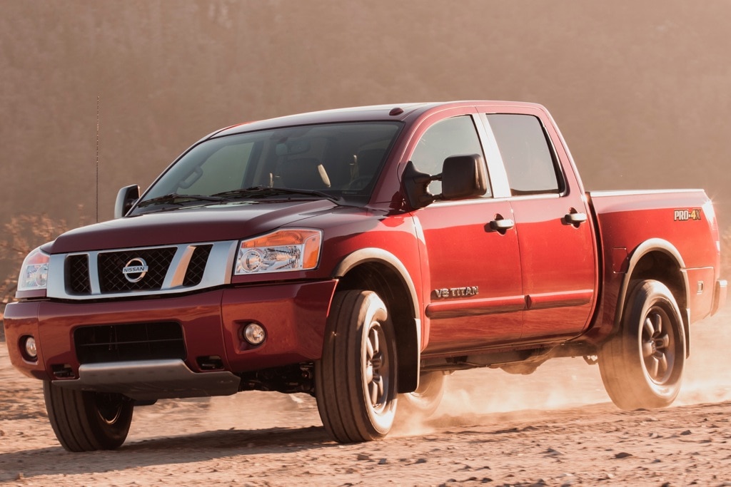 2013 Nissan Titan delantero izquierdo en rojo
