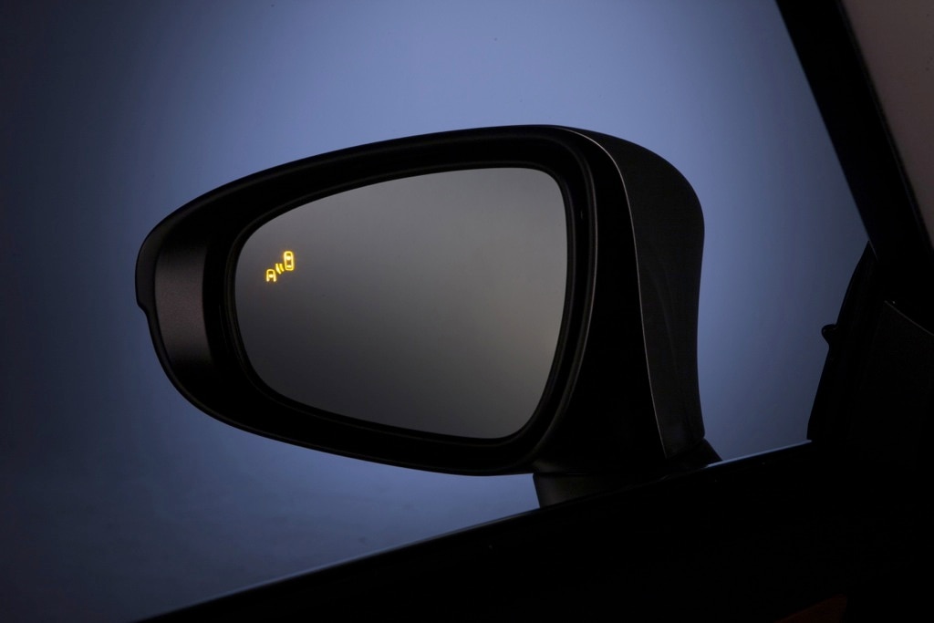 How to Diagnose a Blind Spot Indicator Mirror  