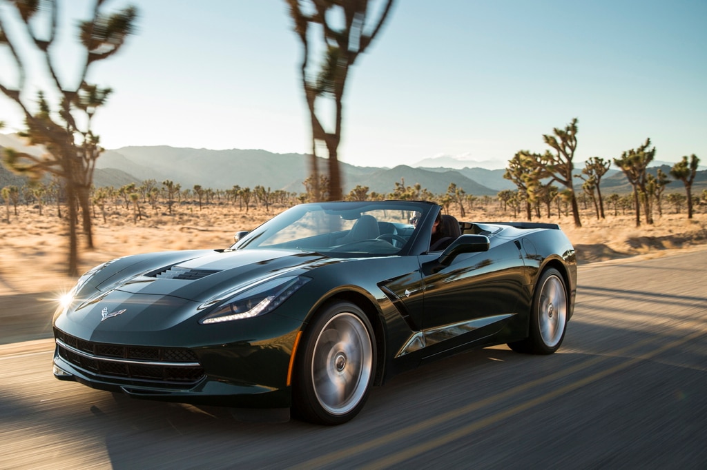 2015 Chevrolet Corvette Stingray conduciendo en negro