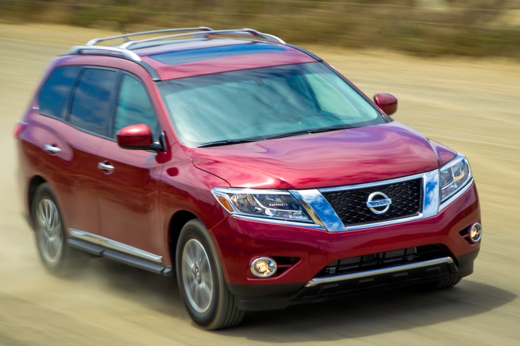 2014 Nissan Pathfinder Lado derecho delantero en rojo