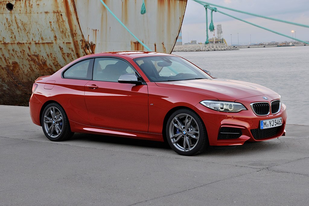 2014 BMW Serie 2 Lado derecho delantero en rojo