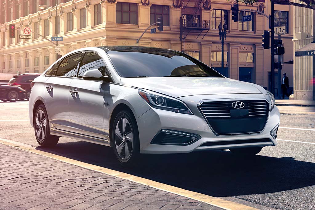 2016 Hyundai Sonata Lado derecho delantero en blanco