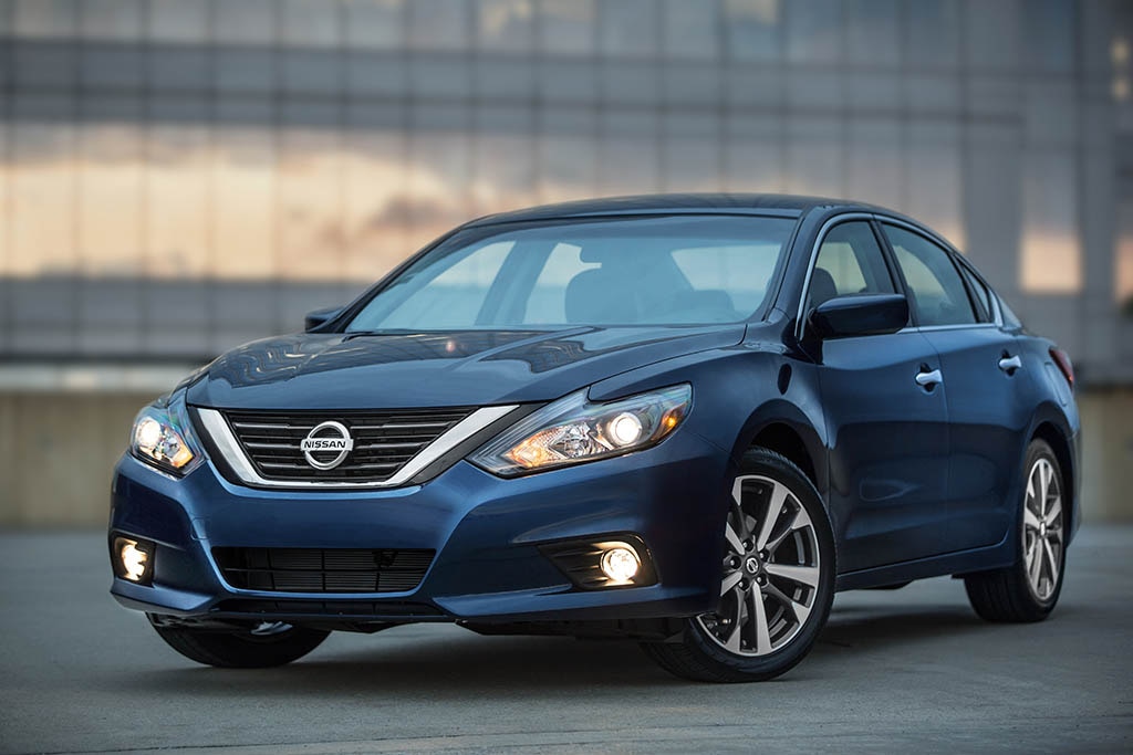 2017 Nissan Altima delantero izquierdo en azul