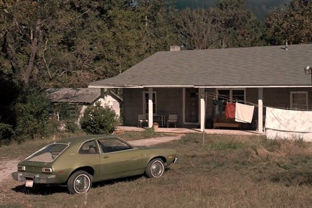1. Chevrolet K5 Blazer de 1980 del jefe Jim Hopper2. Joyce Byers’ 1976 Ford Pinto3. Jonathan Byers’ 1971 or 1972 Ford LTD4. Steve Harrington’s 1981 (?) BMW 733i5. Lonnie Byers’ 1972 Oldsmobile 4426. Barbara Holland’s 1988 Volkswagen Cabrio7. Billy Hargrove’s Late 70s Chevrolet Camaro8. 1981-1983 Chevrolet Vans9. 1977 AMC Pacer Wagon