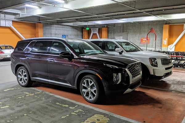 Here S What The Kia Telluride And The Hyundai Palisade Look Like Parked Next To Each Other Autotrader