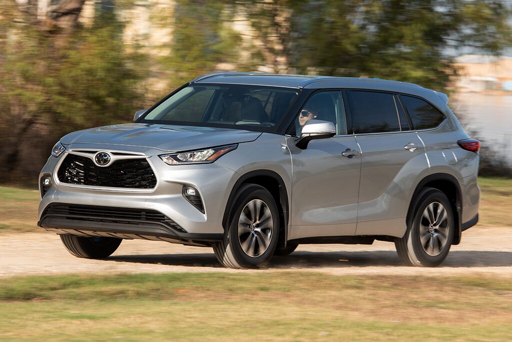 Lado izquierdo delantero de la Toyota Highlander 2020 en plateado
