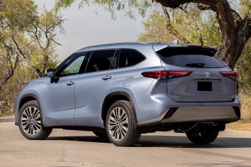 How To Turn On The Rear Windshield Wiper In The Toyota Highlander Ammaar S Toyota Vacaville