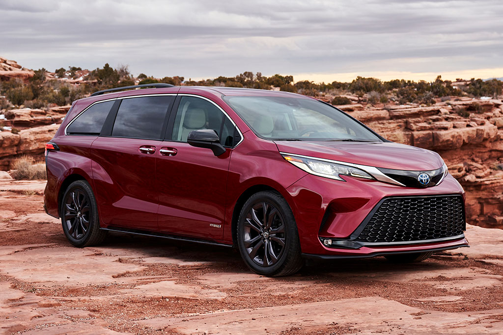 2021 Toyota Sienna Front Right Side in Red