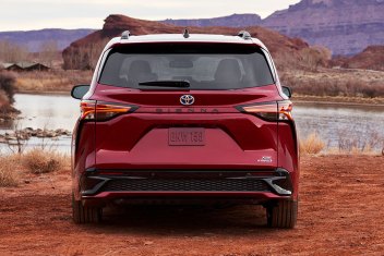 Research 2021
                  TOYOTA Sienna pictures, prices and reviews