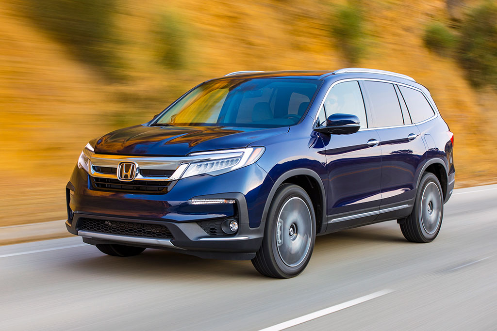 Honda Pilot 2021, lado delantero izquierdo en azul
