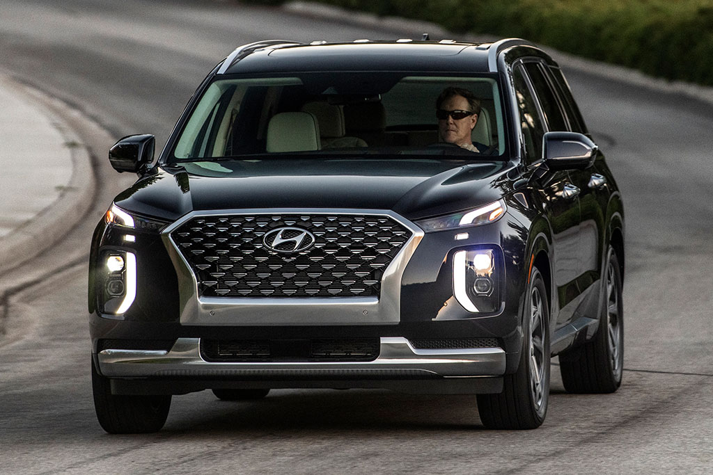 Hyundai Palisade 2021, lado delantero izquierdo en negro