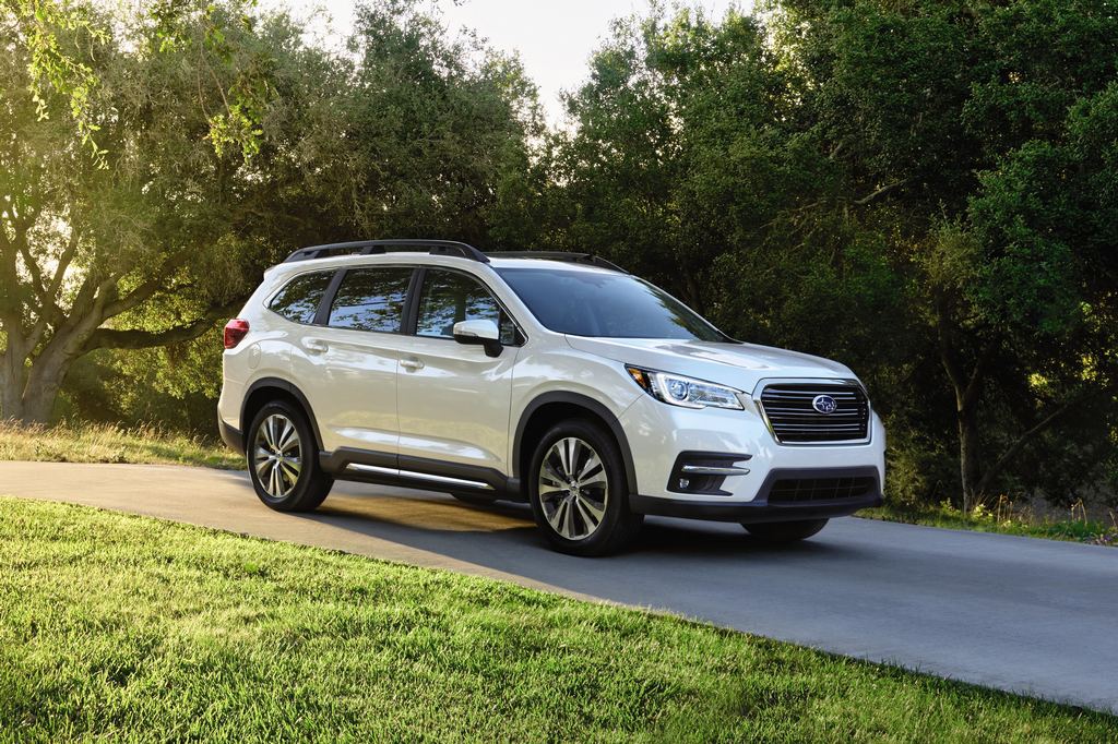 Subaru Ascent 2021, lado delantero derecho en blanco