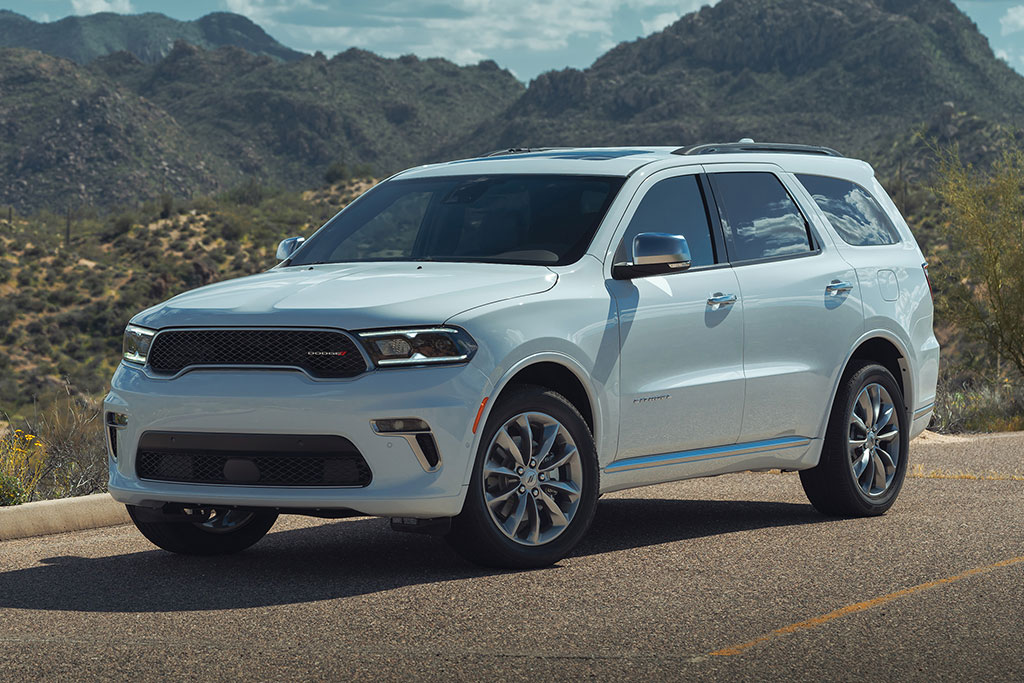 Dodge Durango 2021, lado delantero izquierdo en blanco
