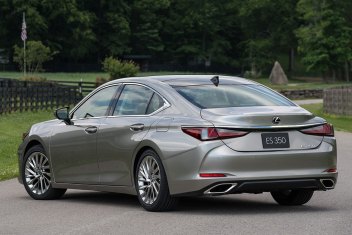 21 Lexus Es Review Autotrader