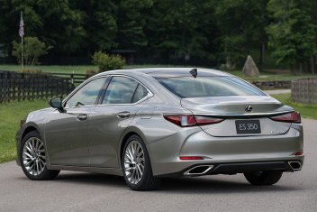 21 Lexus Es Review Autotrader 21 Lexus Es Review Autotrader