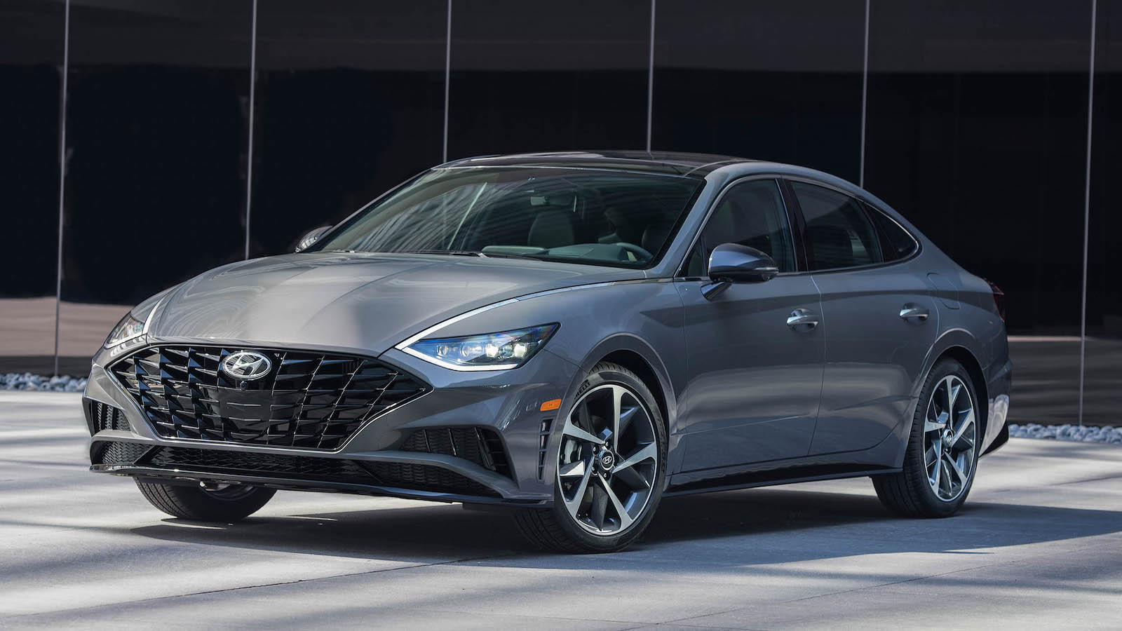 Hyundai Sonata 2020 delantero izquierdo en plata