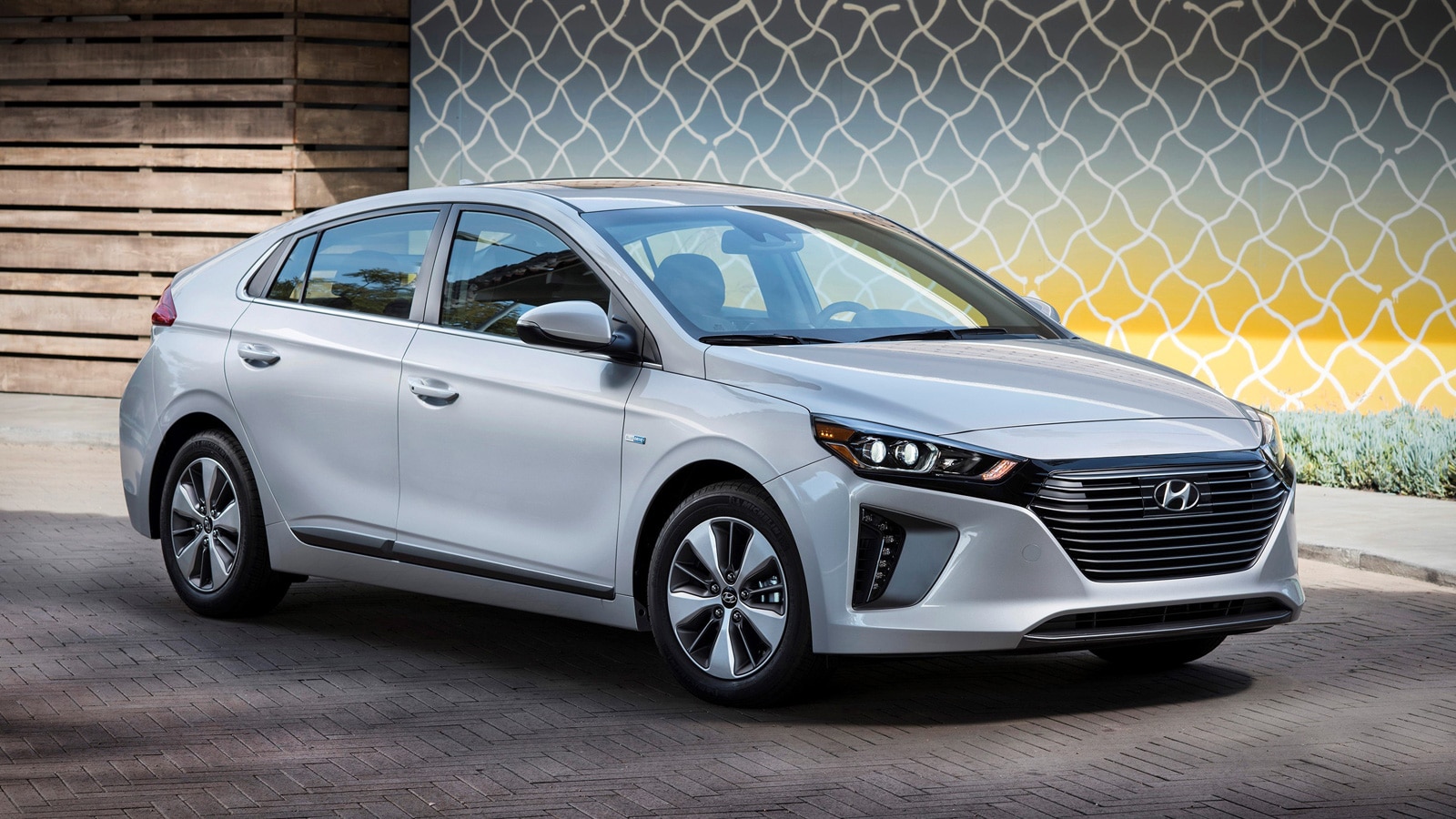 Leraar op school Occlusie prijs 2020 Toyota Prius Prime vs. 2020 Hyundai Ioniq Plug-in: Which Is Better? -  Autotrader