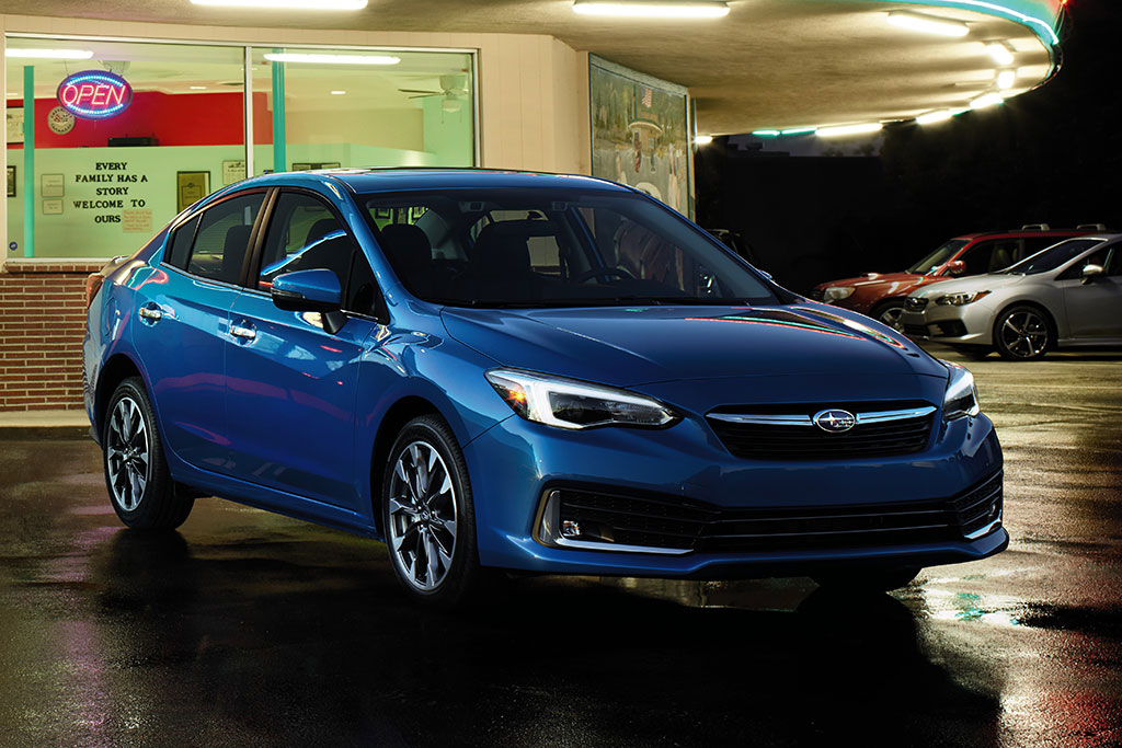 Subaru Impreza 2021, lado delantero derecho en azul