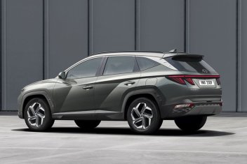 2022-hyundai-tucson-rear-3qtr.jpg?h=235&