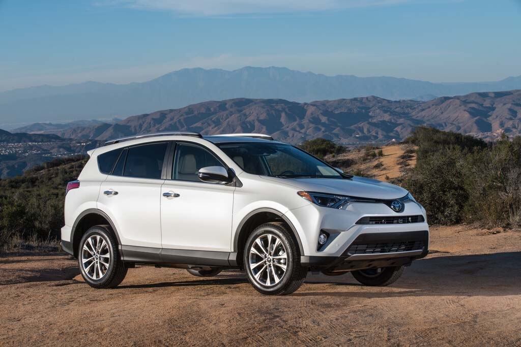 Perfil derecho del Toyota Rav4 2021 en plateado