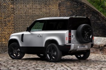 Research 2021
                  Land Rover Defender pictures, prices and reviews