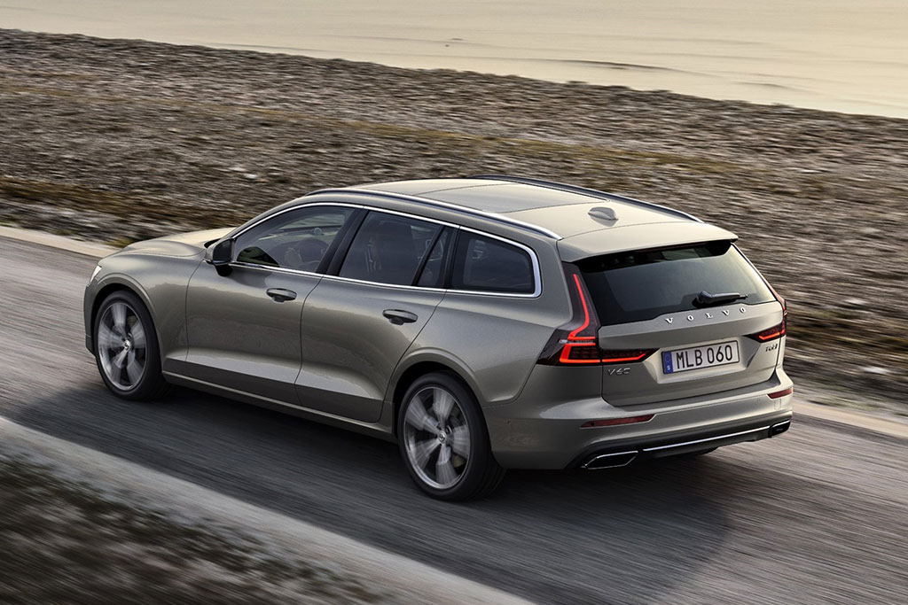 2021 Volvo V60 Review - Autotrader