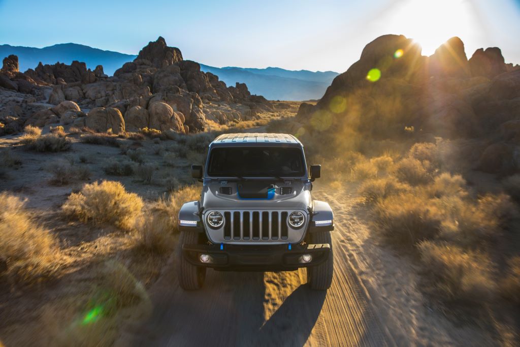 Frente del Jeep Wrangler 2021 en plateado