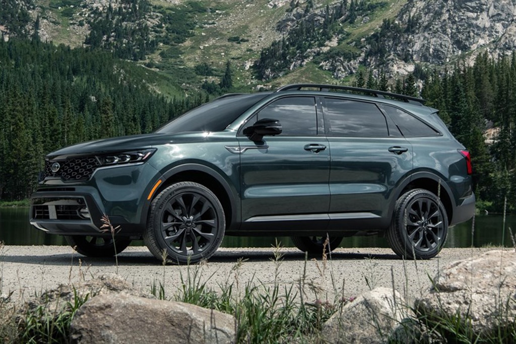 Perfil del lado del conductor del Kia Sorento 2021 en verde metalizado