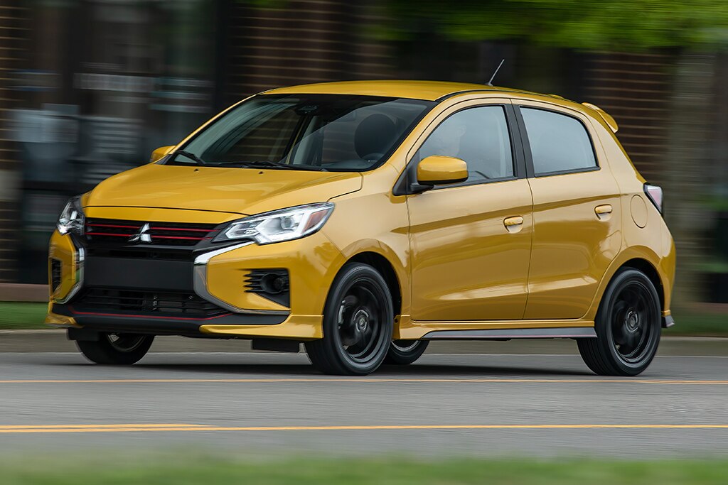 Mitsubishi Mirage 2021, lado delantero izquierdo en dorado