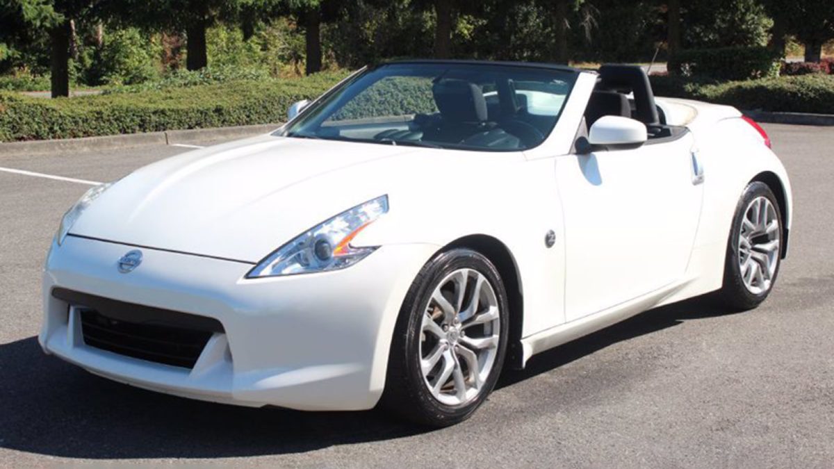 2011 Nissan 370Z Convertible Lado izquierdo delantero en blanco