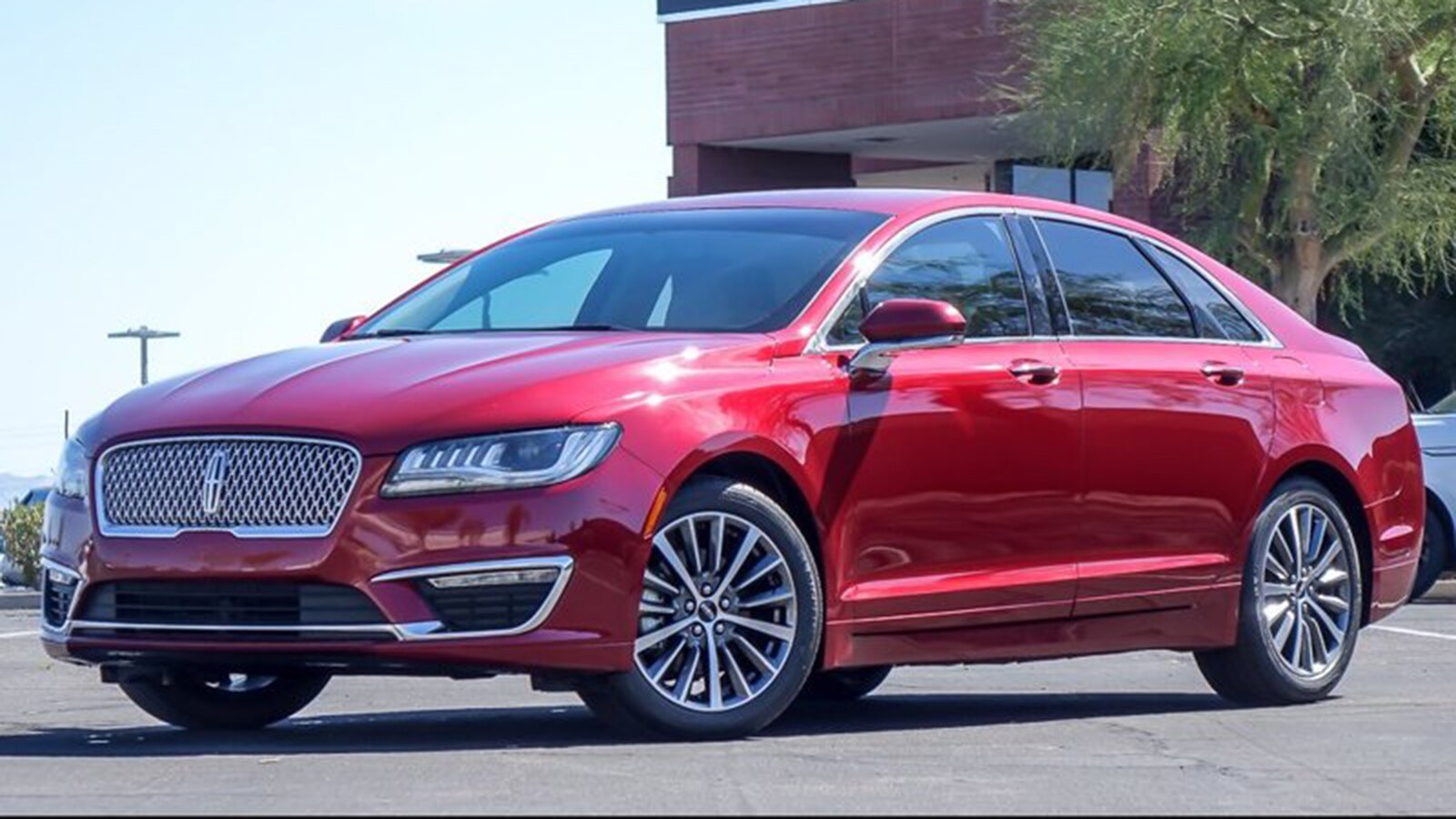 Lado delantero izquierdo híbrido del Lincoln MKZ 2018 en rojo