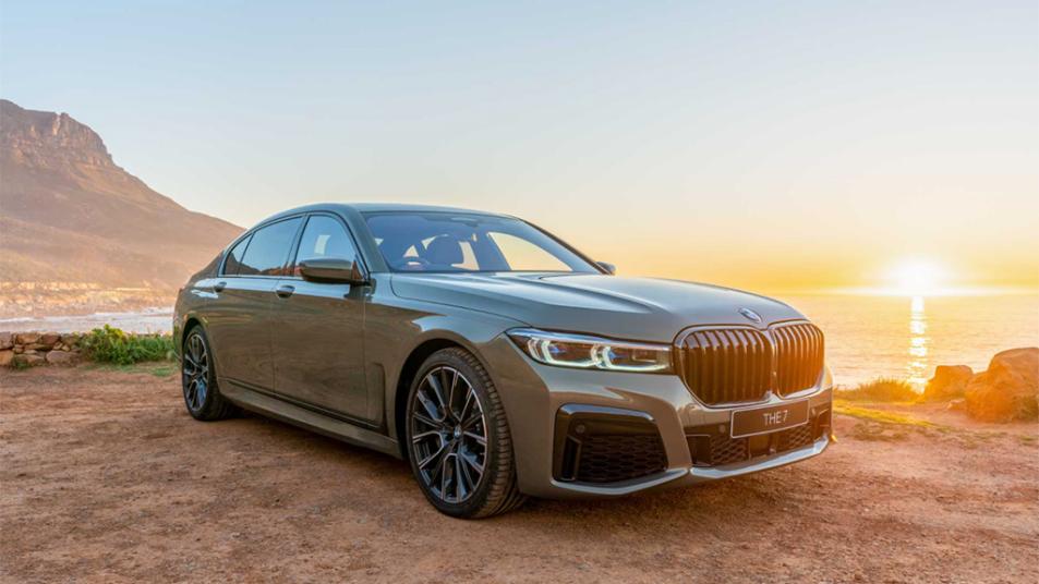 2022 BMW 7 Series Front Right Side in Green