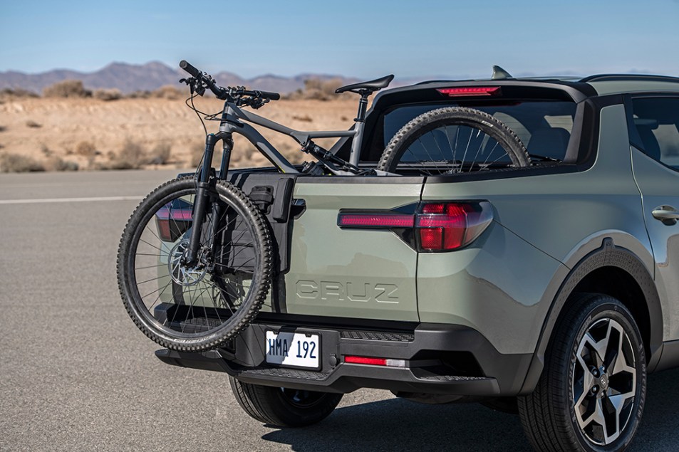 2022 Hyundai Santa Cruz Truck Bed Towing Bike in Green