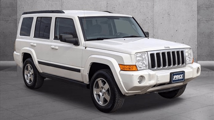 2009 Jeep Commander lado delantero izquierdo en blanco