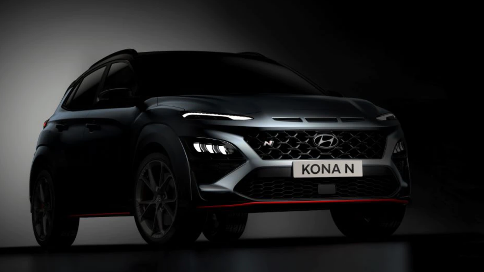 Hyundai Kona N Lado derecho delantero en gris carbón