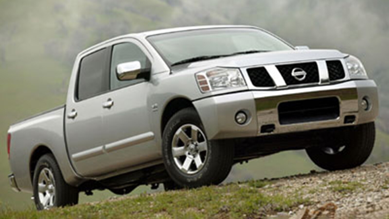 2004 Nissan Titan Lado izquierdo delantero en plata