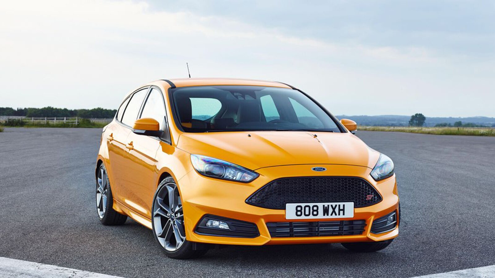 2015 Ford Focus ST Delantero derecho en amarillo
