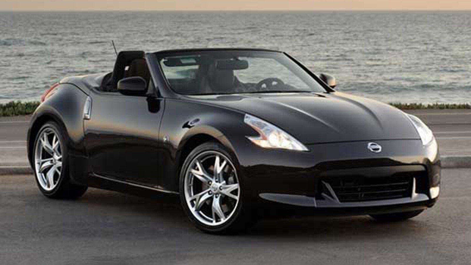 2015 Nissan 370Z Lado derecho delantero en negro