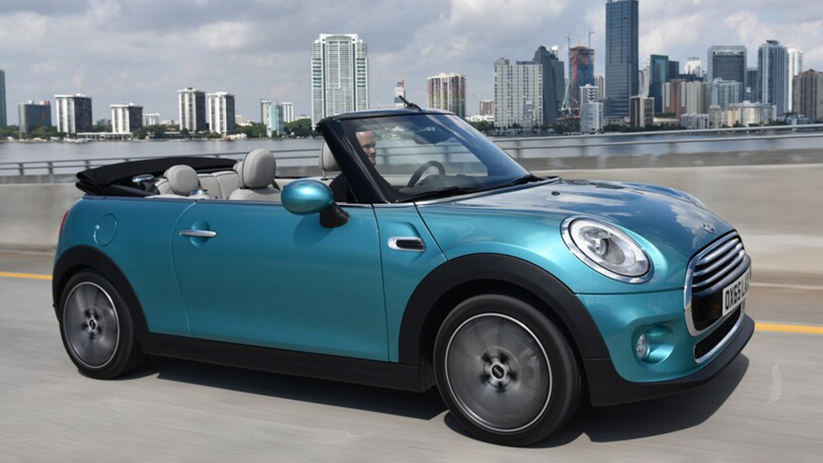 2017 Mini Convertible Lado derecho delantero en azul
