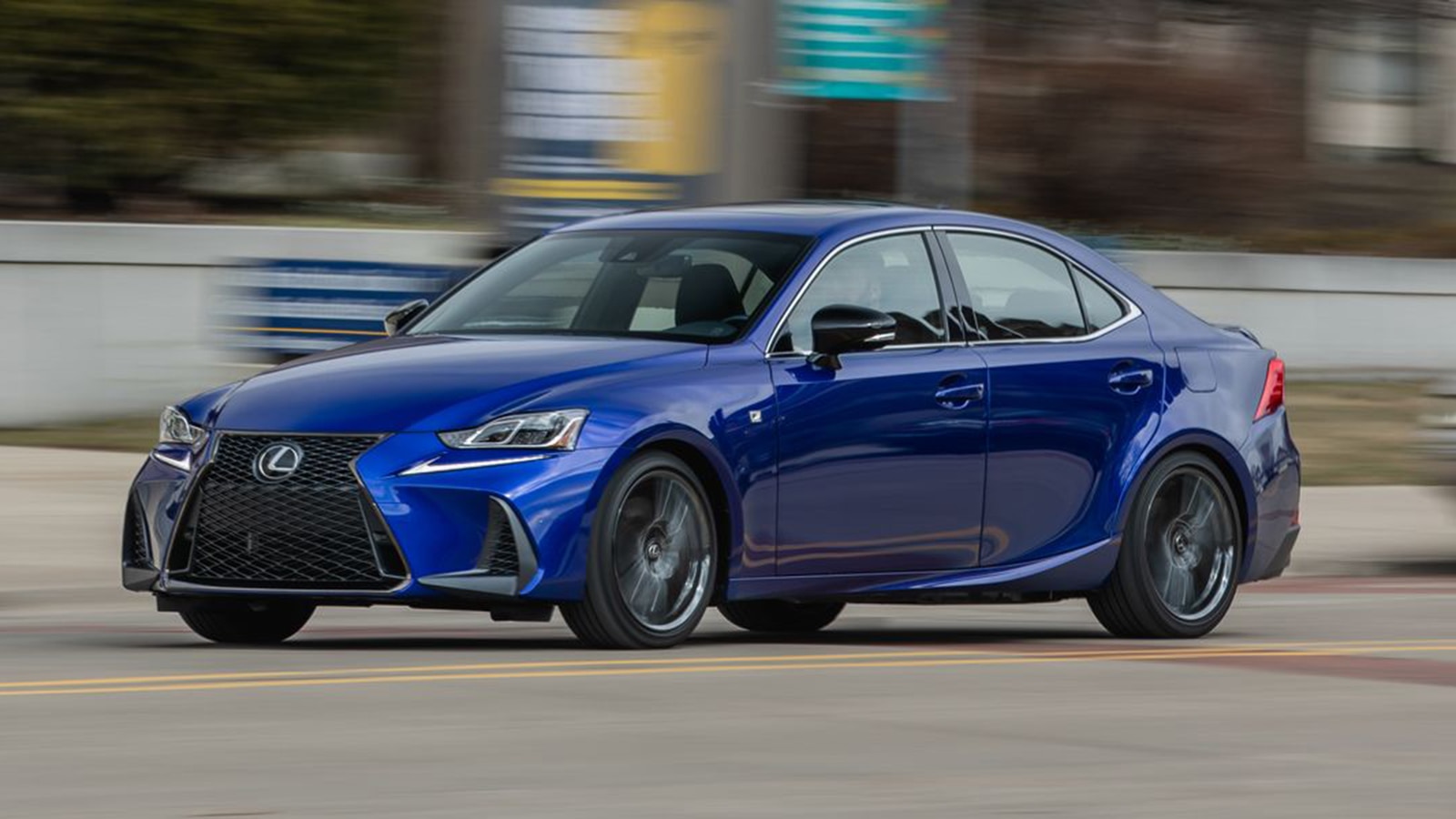 Lado delantero izquierdo del Lexus IS 2020 en azul