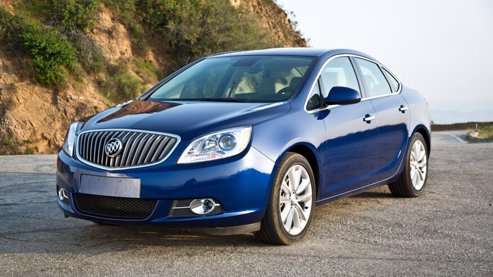 2013 Buick Verano lado izquierdo delantero en azul