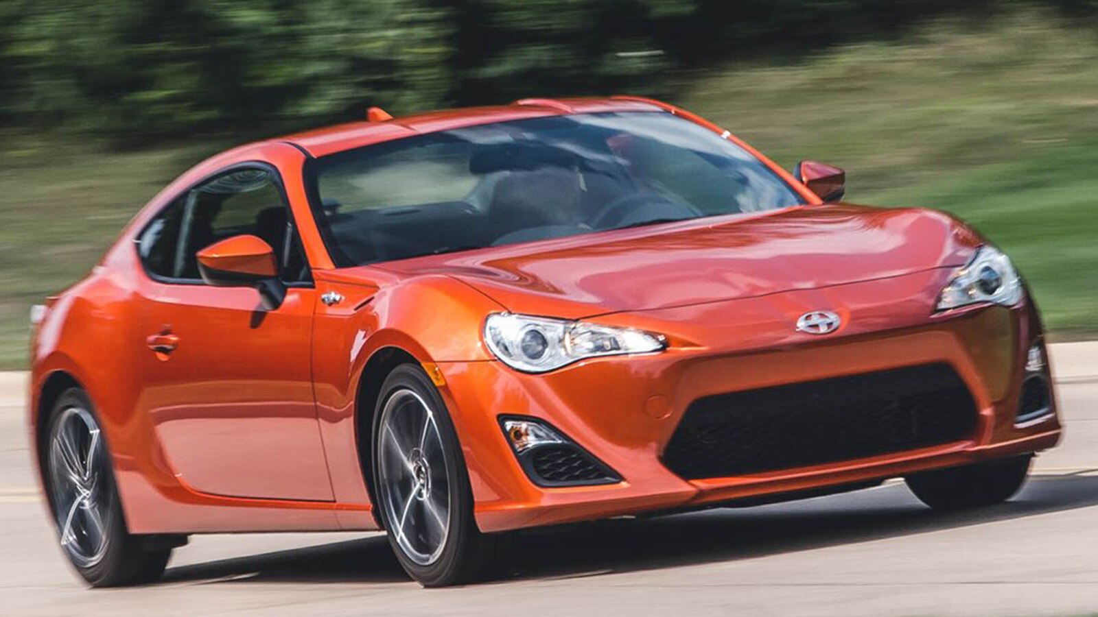 2016 Scion FR-S Lado derecho delantero en naranja