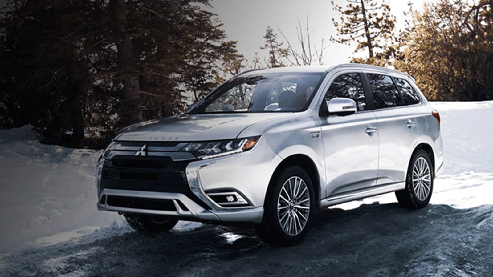 Vista lateral del Mitsubishi Outlander PHEV 2022 en plateado