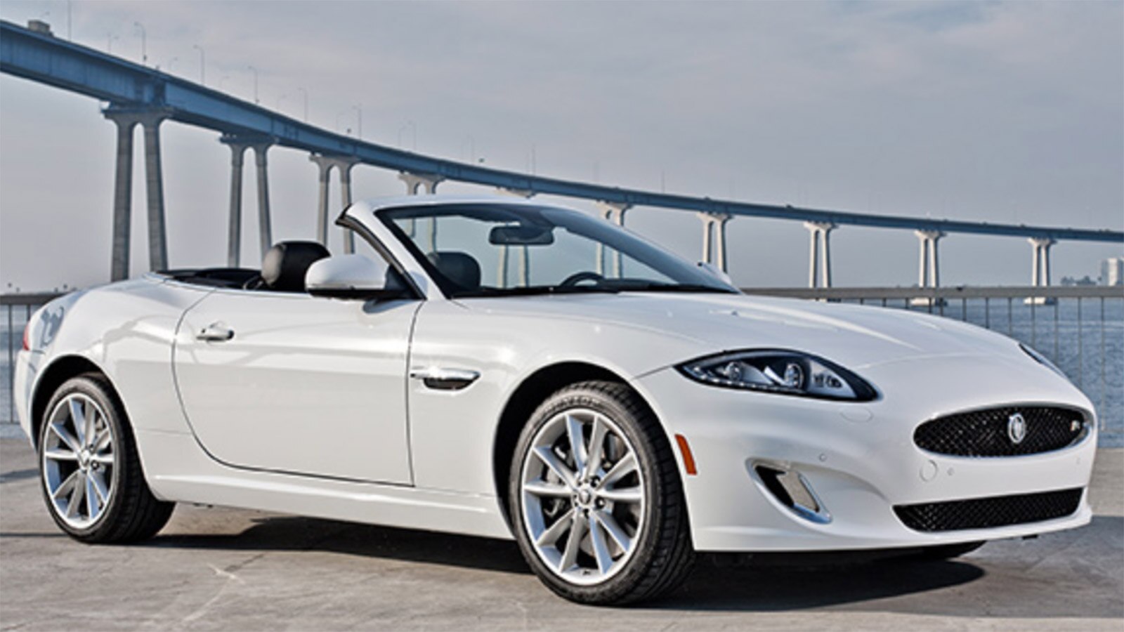 2013 Jaguar XK delantero derecho en blanco