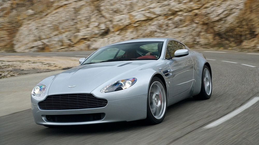 2009 Aston Martin V8 Vantage conduciendo en plata