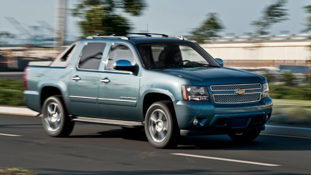 2012 Chevrolet Avalanche delantero derecho en azul