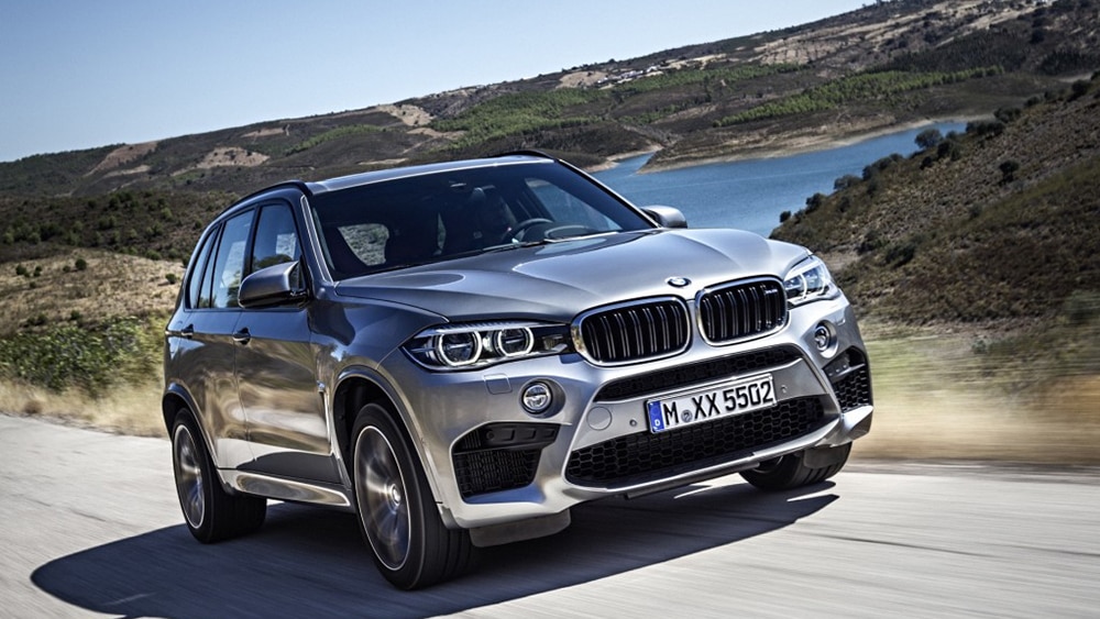 Conducción del BMW X5 2015 en gris ártico metalizado
